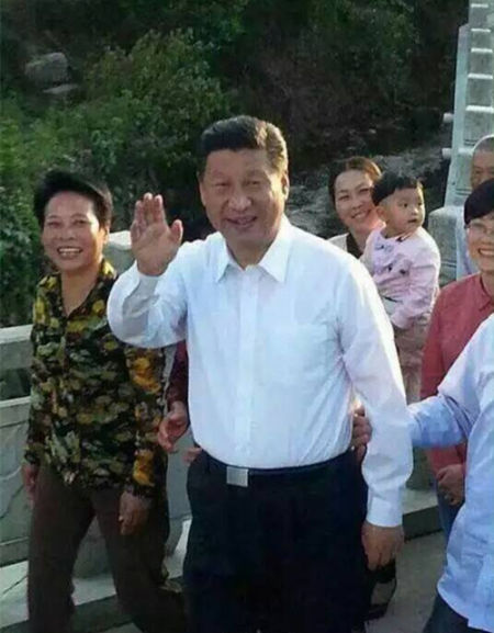 习主席亲切的跟大家问好